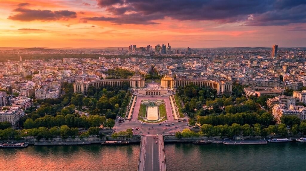 Magnifique vue aérienne de Paris au crépuscule, capturant la ligne d'horizon de la ville et la Seine, vue depuis la Tour Eiffel.